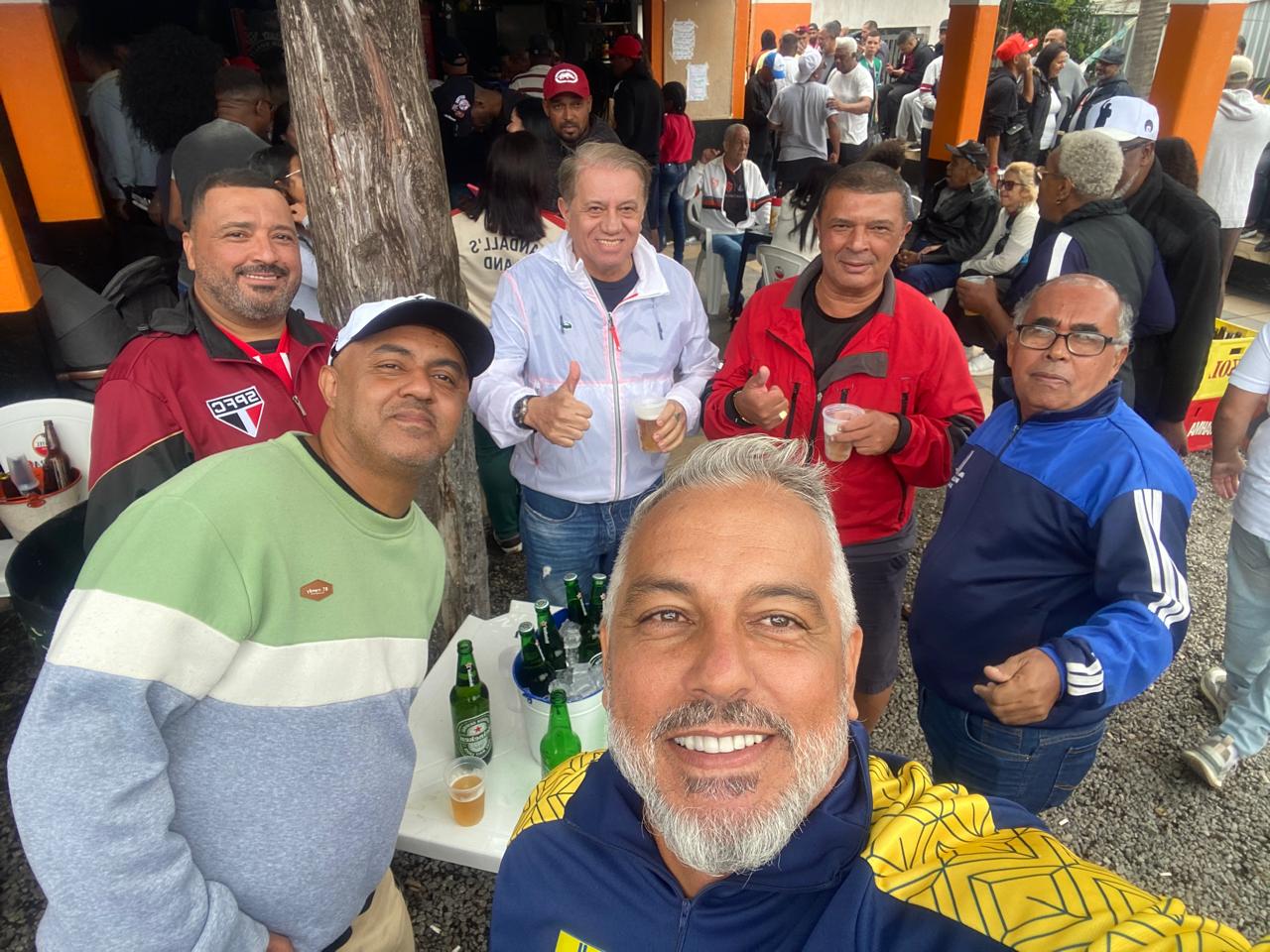 Ivan (à direita) em um momento alegre de confraternização com um grupo de amigos