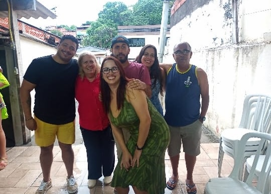 Ivan reunido com a família e amigos em uma confraternização
